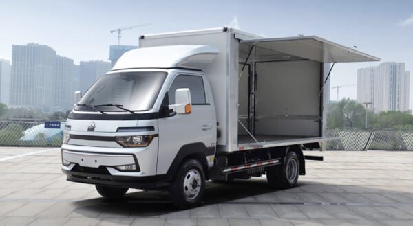 Howo Wing Van Cargo Truck - Image 2