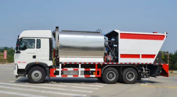 Sinotruck Howo Bitumen Tank - Image 2